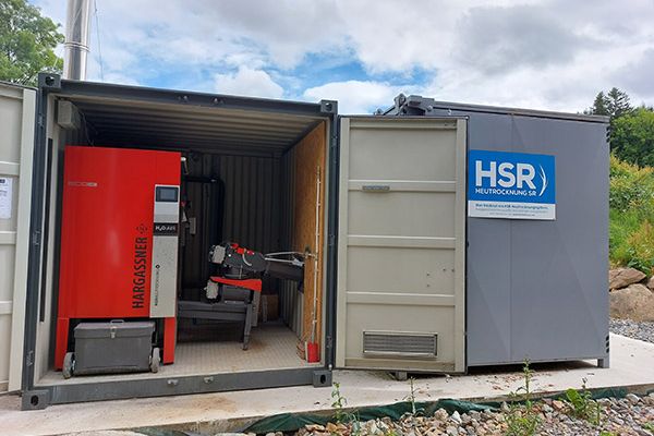 La chaudière de 220 kW en container et son silo à couvercle