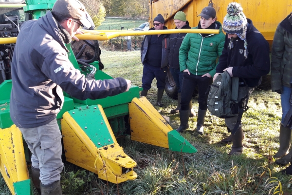 Olivier Poncin (PhiTech, membre ValBiom) expliquant le fonctionnement de la tête de récolte adaptée