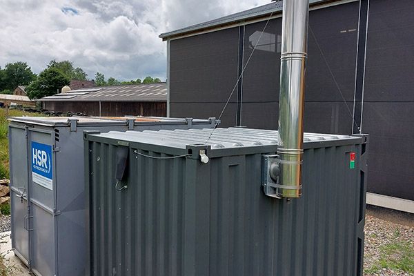 L’ensemble chaudière-silo est séparé du bâtiment de séchage, par respect des obligations de sécurité incendie