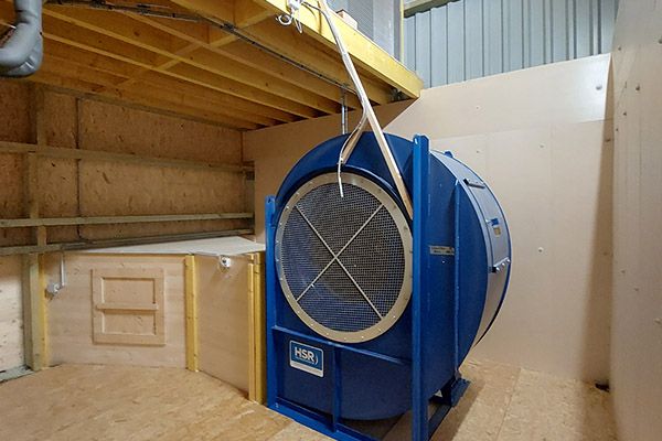 Le puissant ventilateur injecte l’air réchauffé dans la base des cellules de séchage