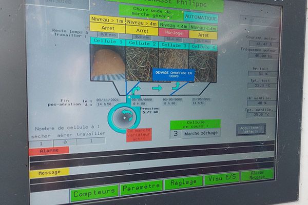 Le panneau de commande, réalisé sur mesure, permet de commander tous les paramètres du séchoir (degré d’humidité de l’air, ventilateur, démarrage/arrêt de la chaudière, etc.)