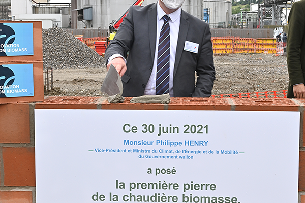 ©BioWanze - M. Philippe Henry pose la première pierre de la future chaudière biomasse