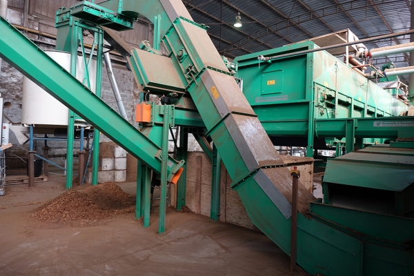 Transporteur des copeaux, menant vers la presse à compresser ©ValBiom