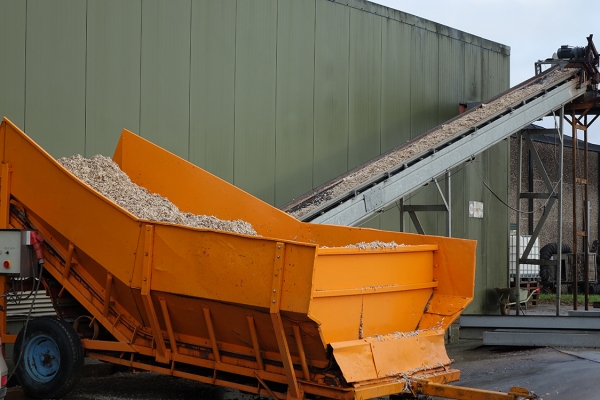 Alimentation du séchoir (vue extérieure sur le bâtiment abritant le séchoir)