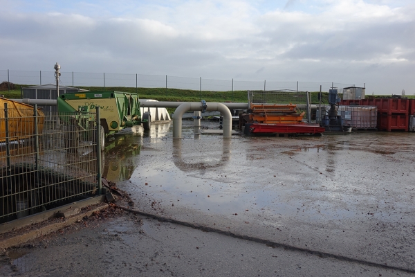Vue en surface du site. Les cuves et digesteurs sont enterrés.