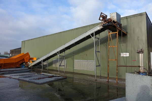 Alimentation du séchoir (vue extérieure sur le bâtiment abritant le séchoir)