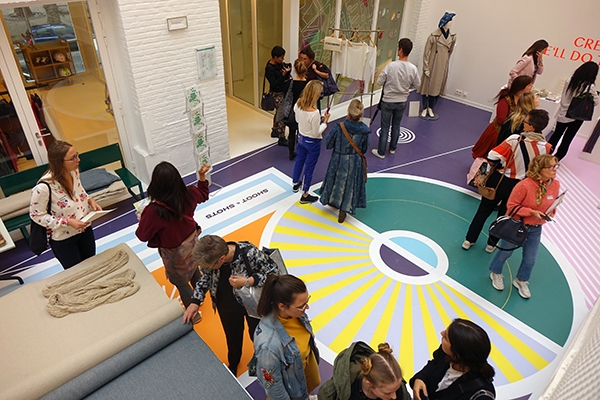 Exposition et vente des tissus