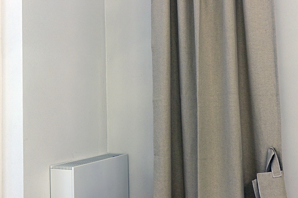 Coussins et rideau, Oana Stoican