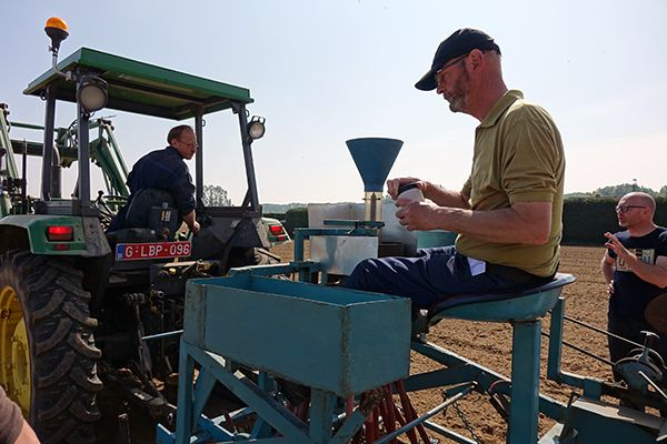 ©ValBiom - Semis de l'essai 'chanvre fibres longues' à la ferme de Marbaix