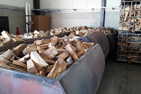Bûches séchées en attente de passage dans le four de carbonisation