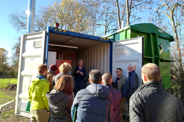 Frédéric Bourgois, administrateur délégué et Responsable technique chez Coopeos, explique le fonctionnement et les spécificités de la chaufferie aux participants