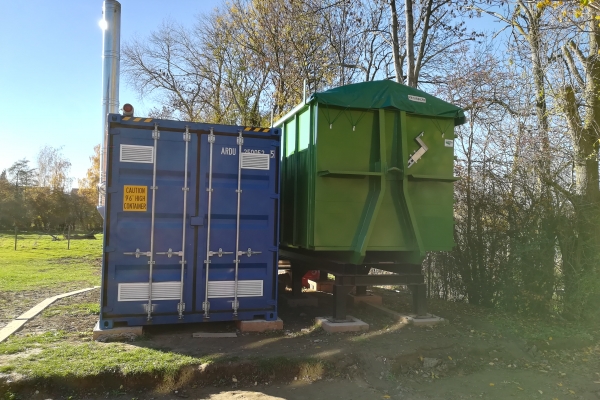 Vue de face de la chaufferie avec le container « chaudière (bleu) et le container-silo amovible (vert)