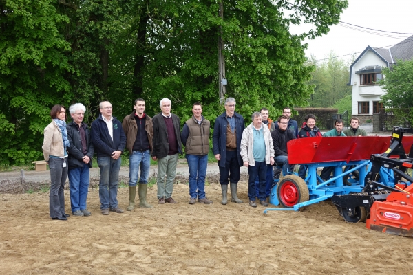 Photo d'équipe sur une parcelle de plantation appartenant à Jean-Paul De Wulf, agriculteur. Projet Bothey ©ValBiom