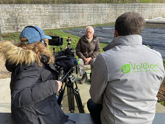 Tournage au Grand Potager d'Haltinne, pour sa solution de chauffage avec une chaudière biomasse à plaquettes